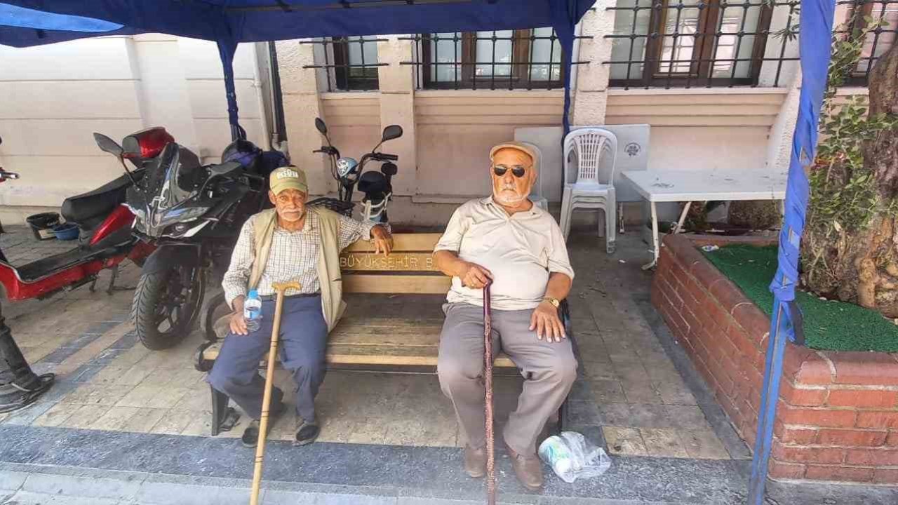 Aydın’da termometreler 39’u gösterdi, vatandaşlar gölgeye sığındı