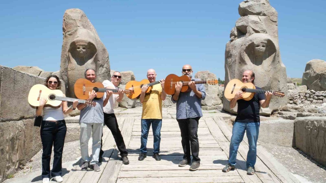 Hititler’in merkezinde gitar ezgileri