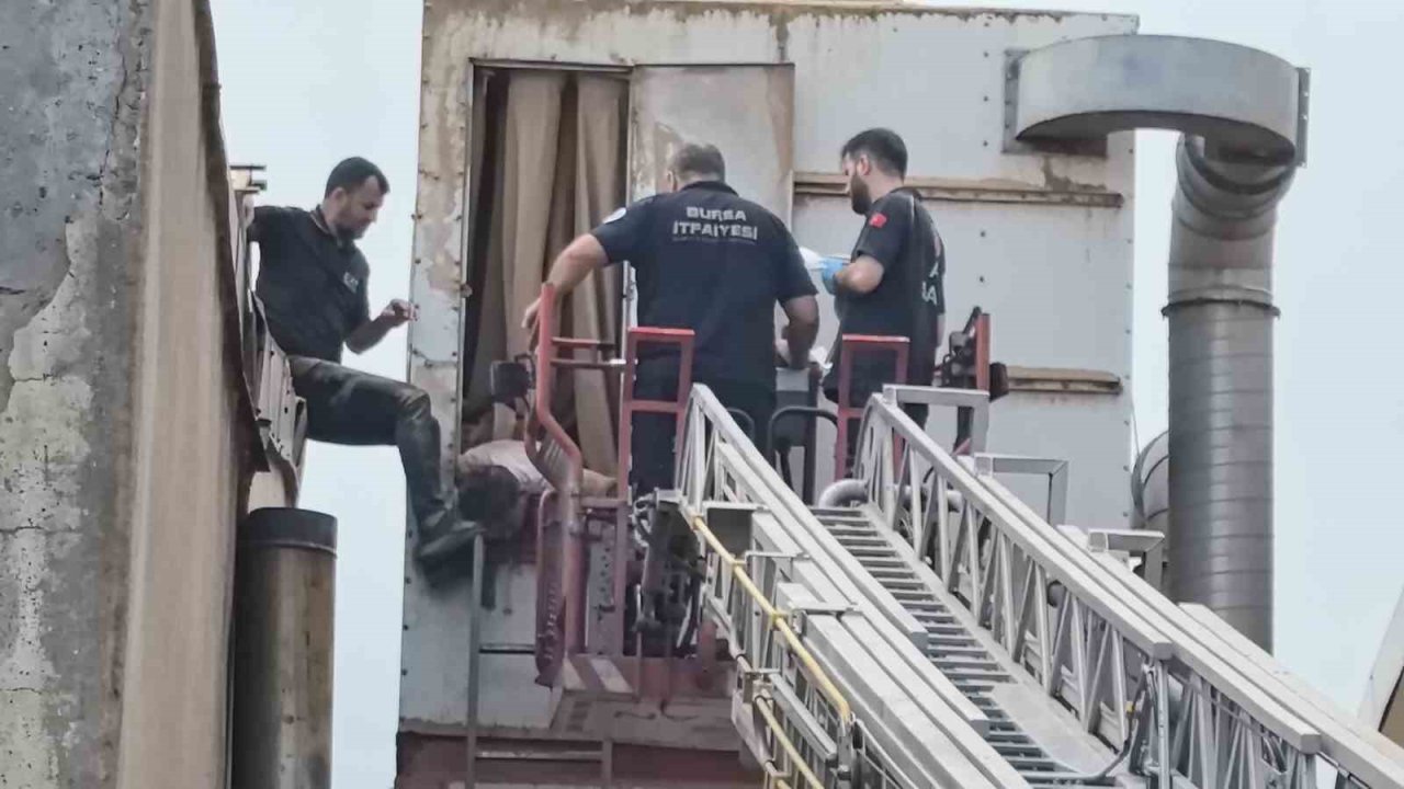 Talaş emici makinesine sıkışan işçiyi itfaiye ekipleri kurtardı