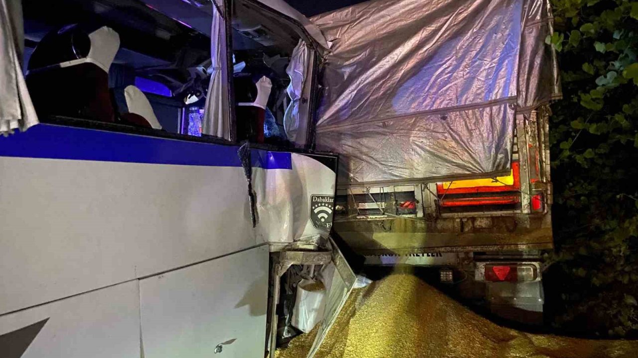 Yolun kenarında duran tıra işçi servisi çarptı