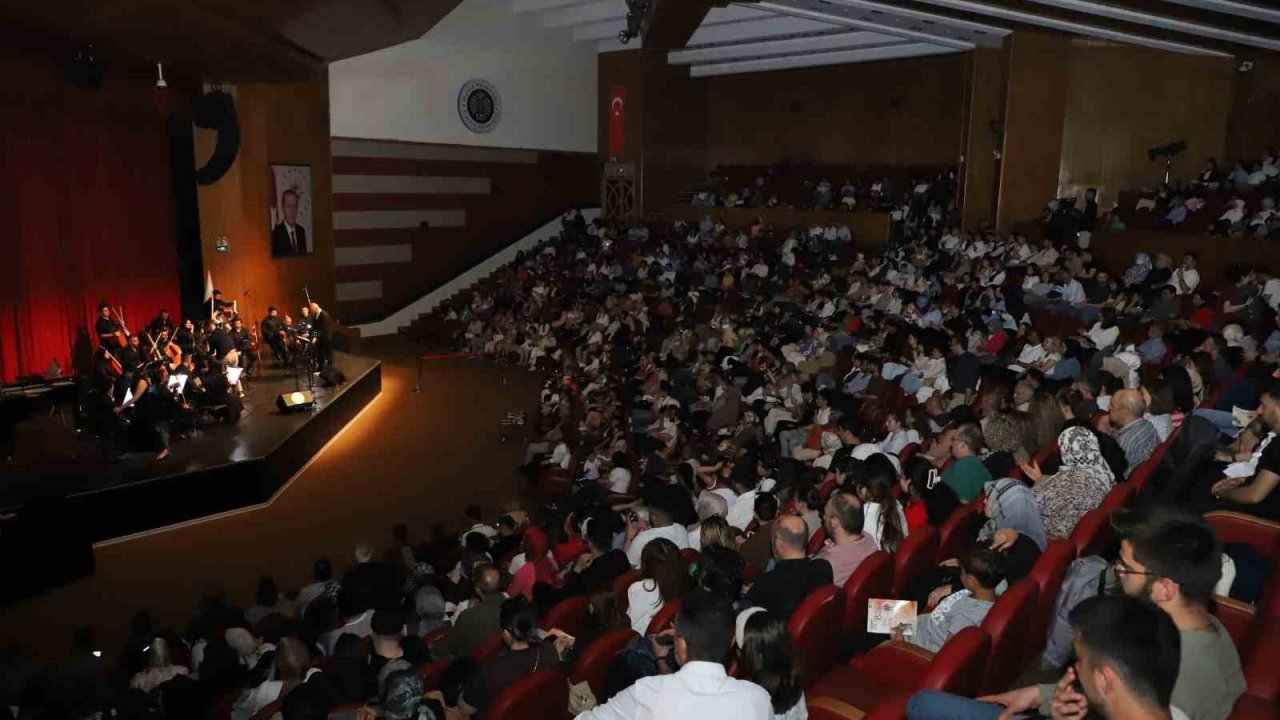Atatürk Üniversitesi oda orkestrası ilk konseriyle sanatseverleri büyüledi