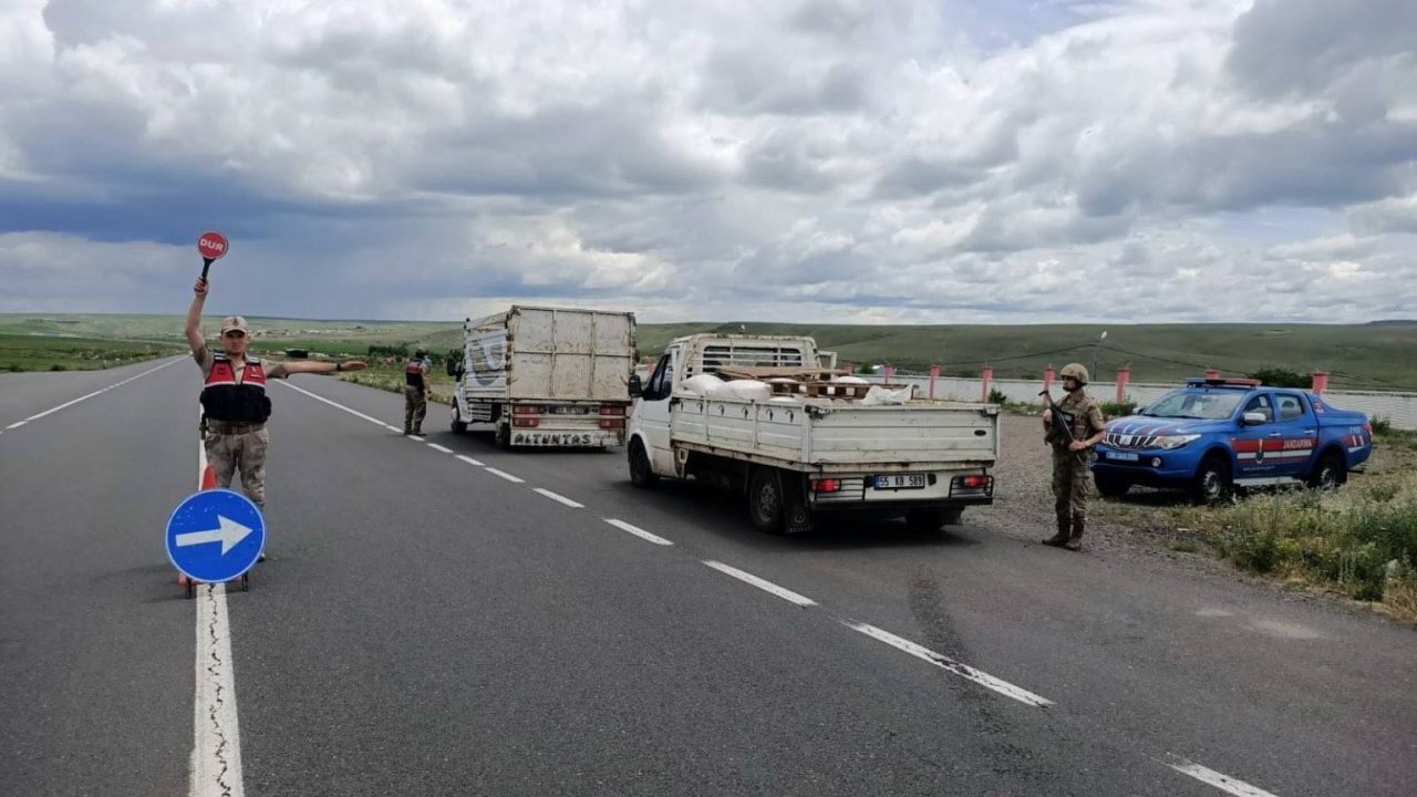 Kars’ta jandarmadan huzurlu sokaklar uygulaması