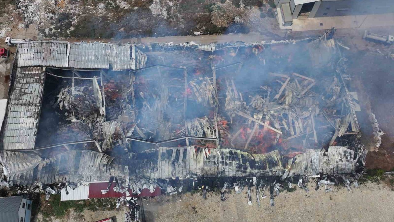 Pamuk deposundaki yangın kontrol altına alındı:Son durum havadan görüntülendi