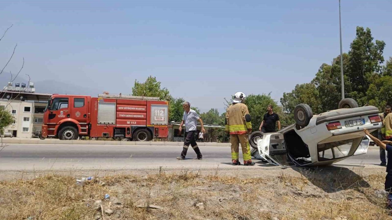 Kırıkhan’da ters dönen otomobildeki 2 kişi yaralandı