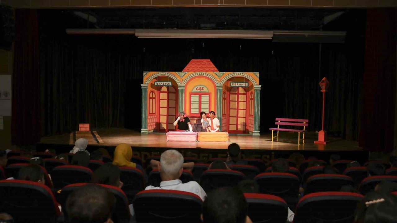 Şehir Tiyatrosu perdelerini Erdemlili çocuklar için açtı