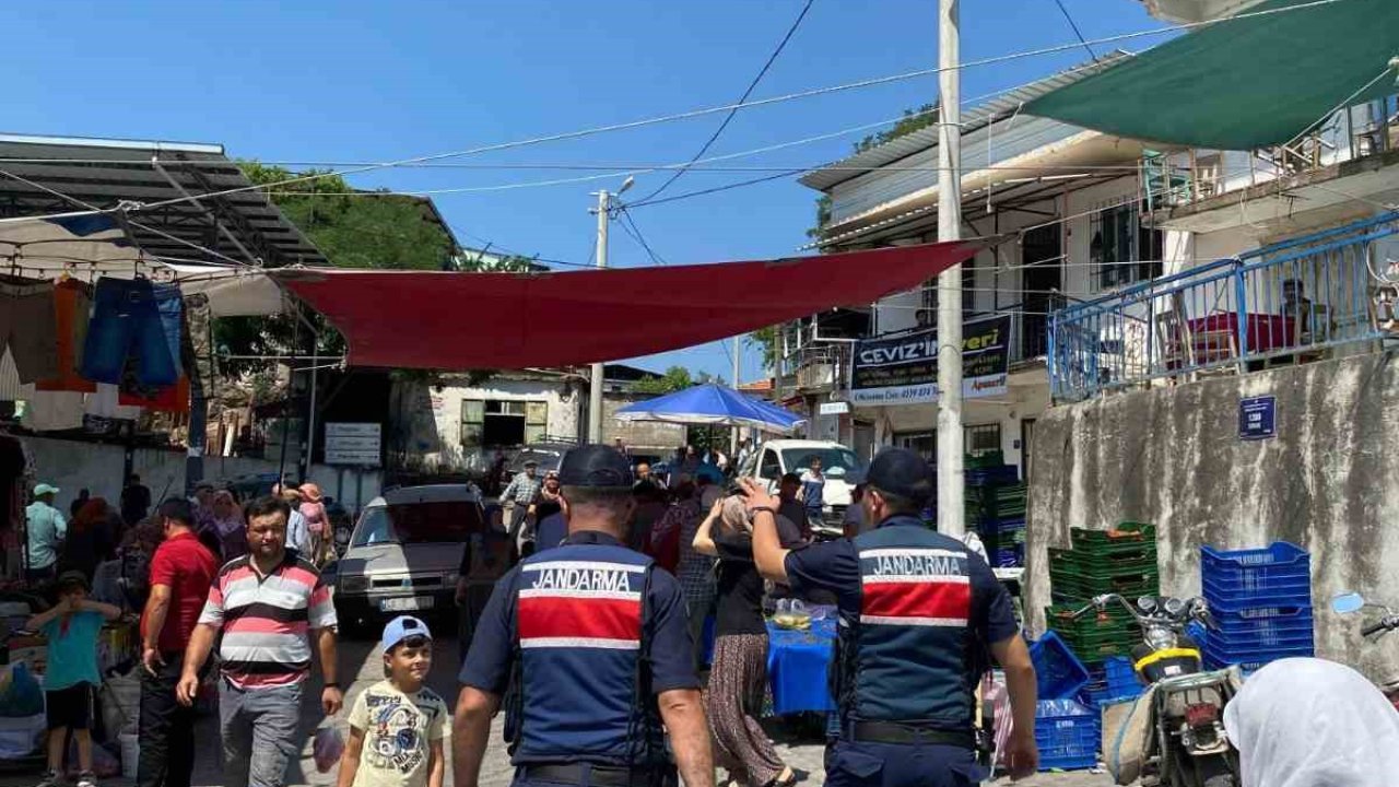 Jandarma pazaryerinde bilgilendirmede bulundu