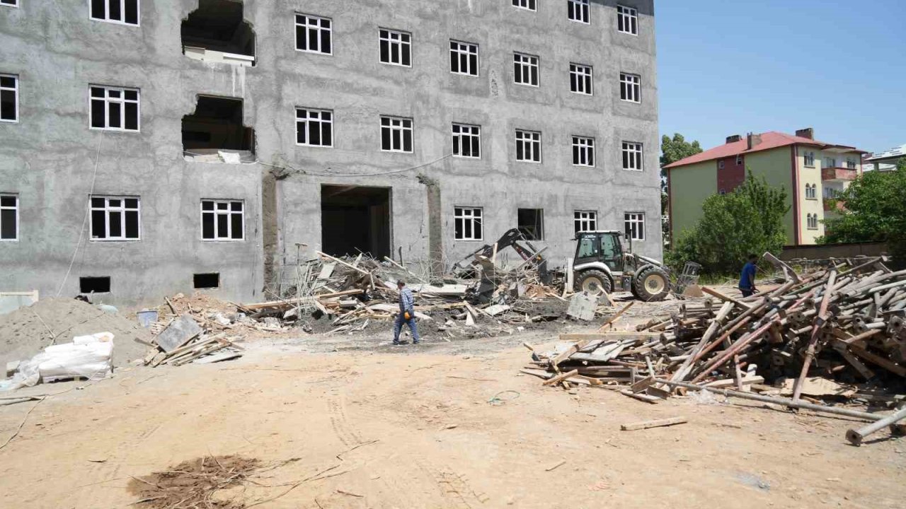 Muş’ta sundurma çöktü, 2 işçi yaralı