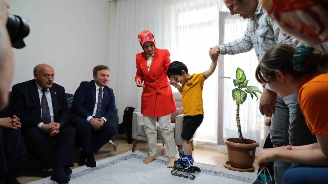 Bakan Göktaş, depremde tüm ailesini kaybeden çocuğu ziyaret etti