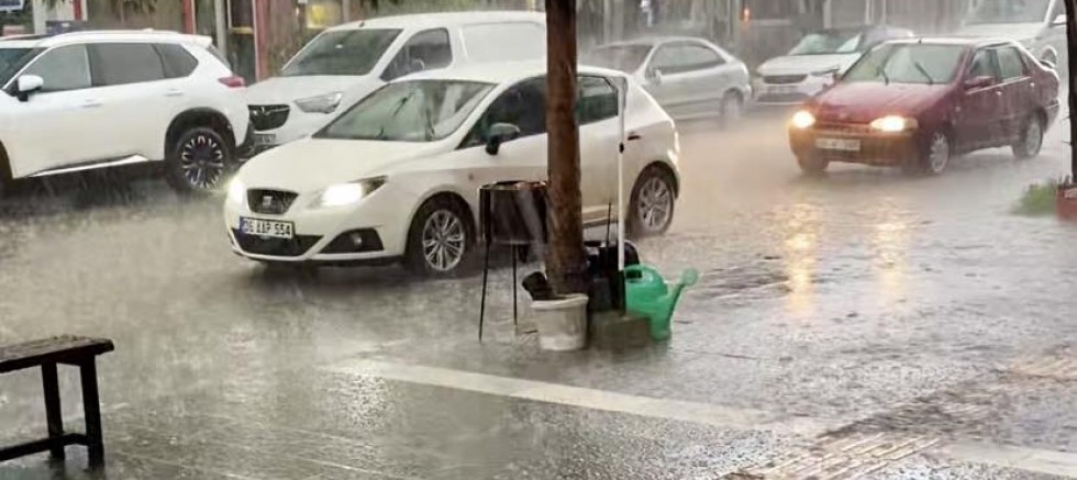 Kars’ta Aniden Bastıran Sağanak Yağış Hayatı Olumsuz Etkiledi