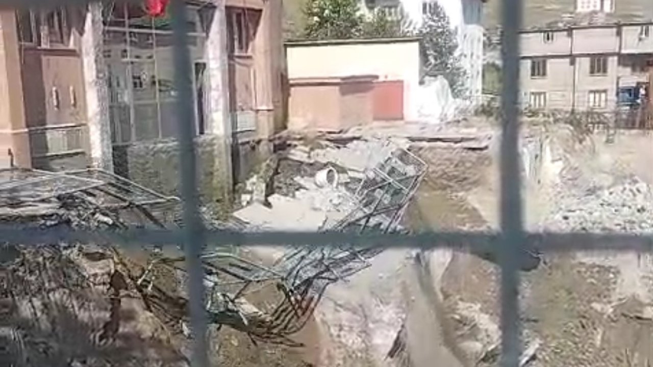 Hakkari’de adliye binasının girişinde çökme