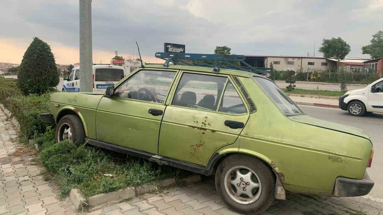 Karaman’da direğe çarpan otomobilin sürücüsü kazayı yara almadan atlattı