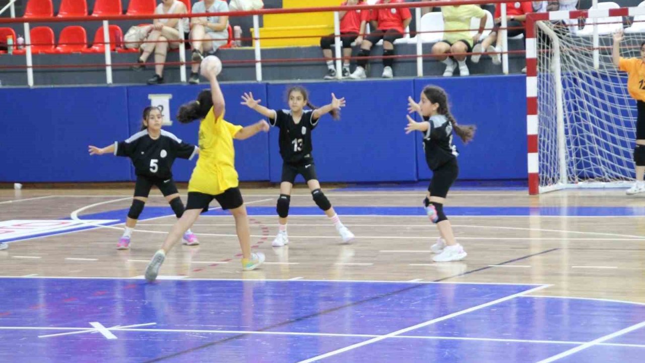 Minik Eller Hentbol Şenliğinde ödüller sahiplerini buldu