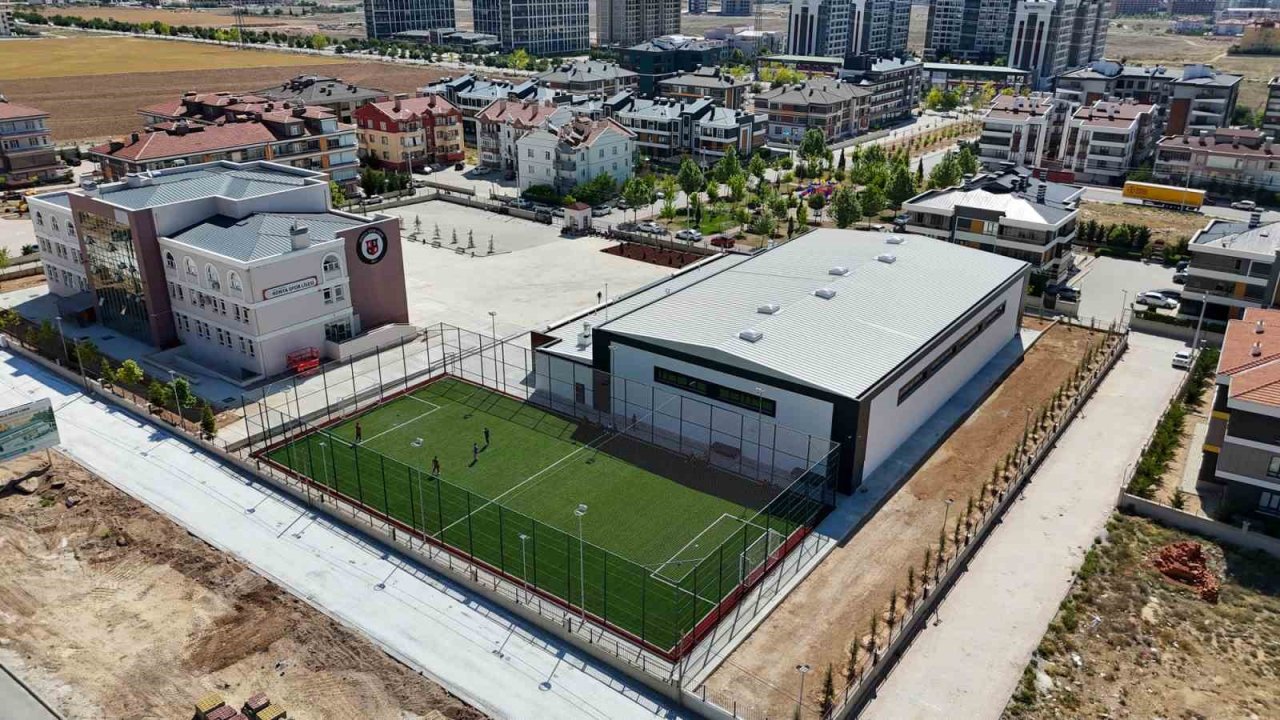 Ahmet Çalık Kapalı Spor Salonu ve Suni Çim Sahası’nın yapımı tamamlandı