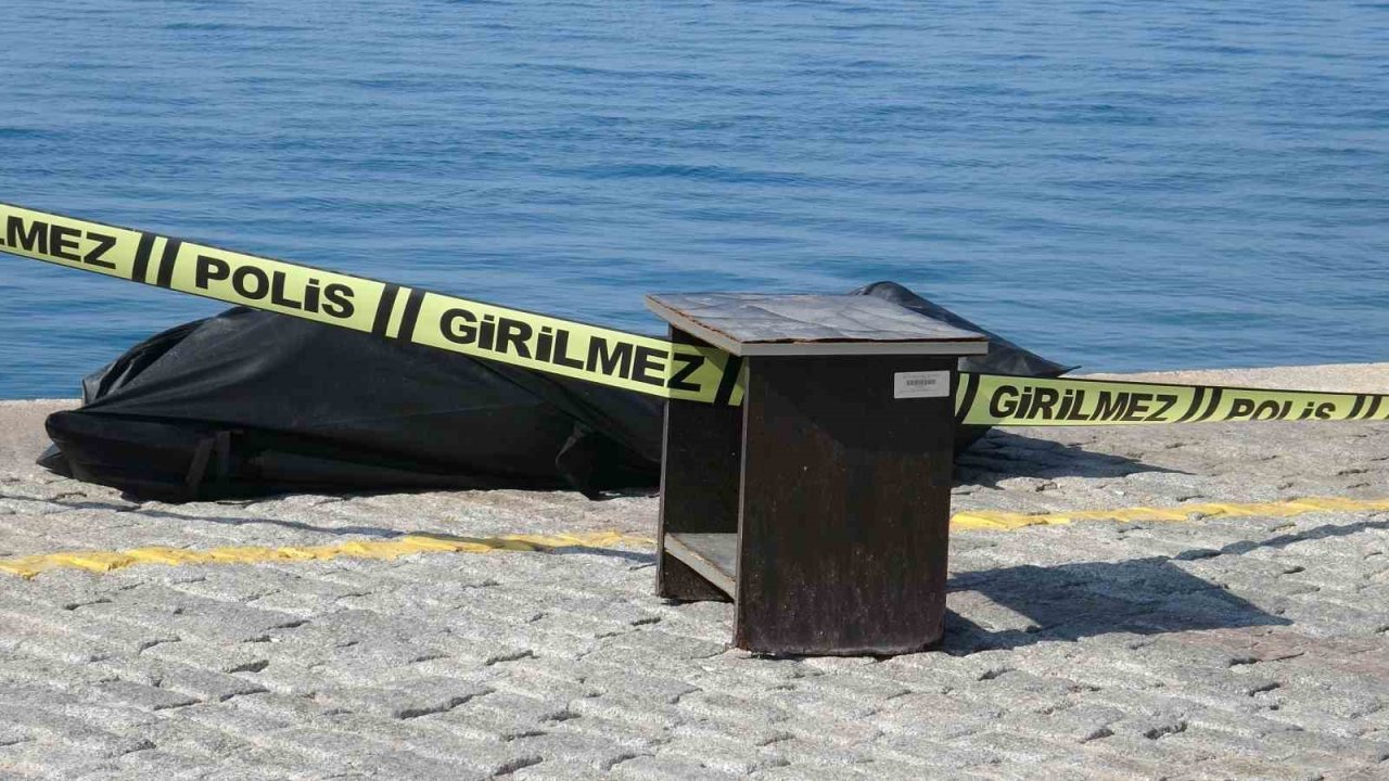 Manzara izleyen vatandaşlar fark etti, denizde erkek cesedi bulundu