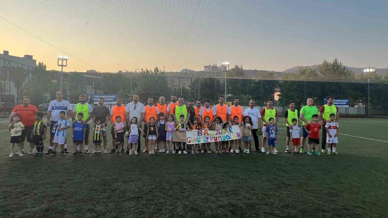 Babaları sahada çocuklar ise tribünde ter döktü