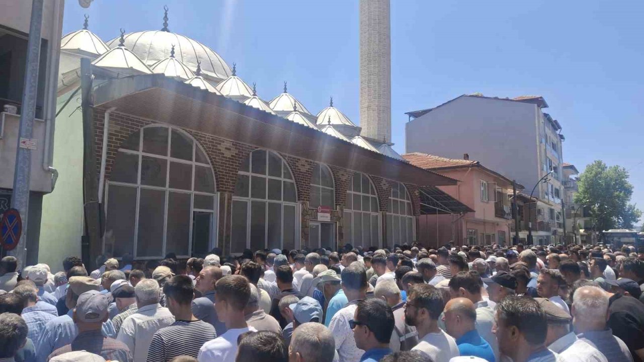 Traktör kazasında ölen genç gözyaşlarıyla defnedildi