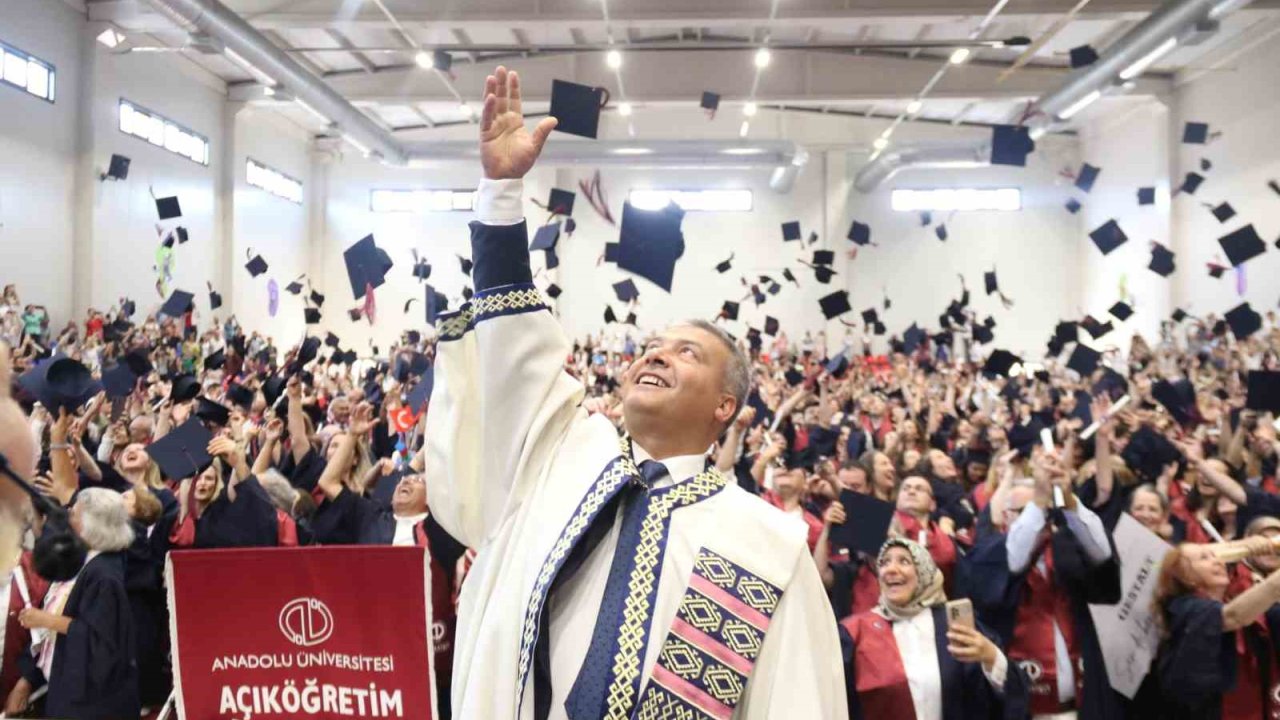 Kimi 63 yaşında üniversite mezunu oldu kimi de profesör olmasına rağmen bölüm bitirdi