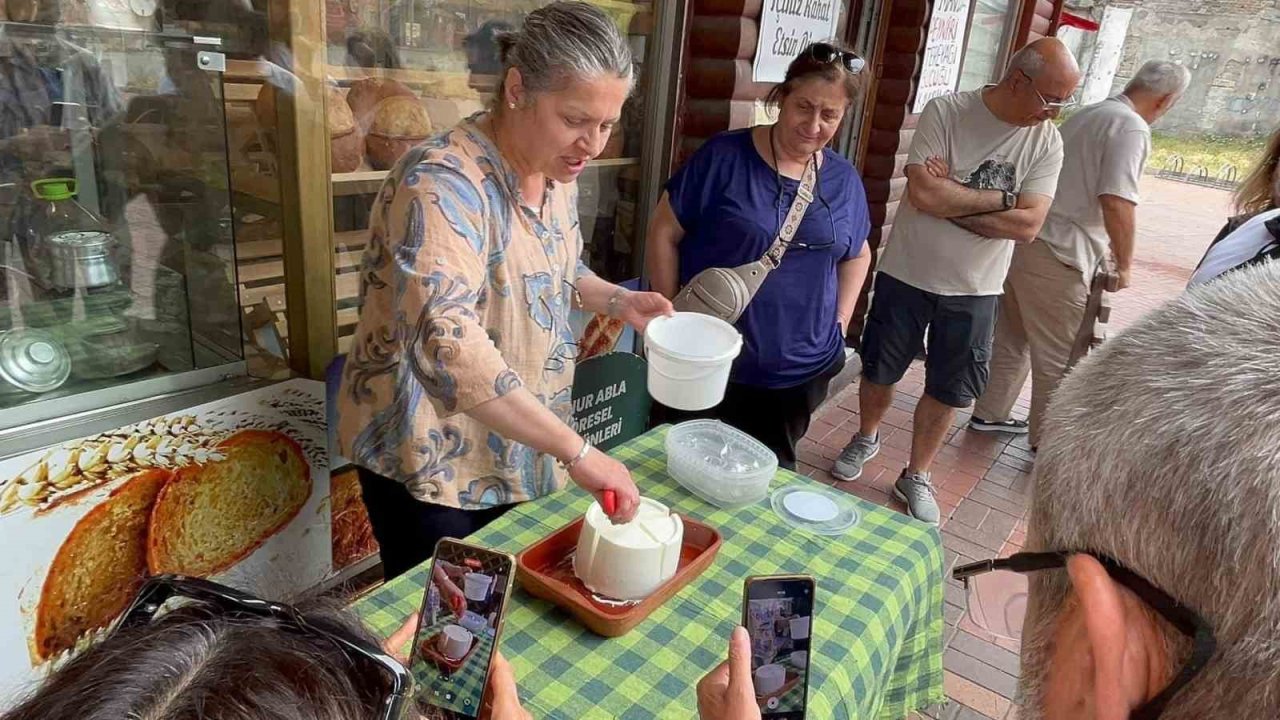 Turistik Karaelmas Ekspresi yolcuları Zonguldak’ın yöresel lezzetlerini tattı