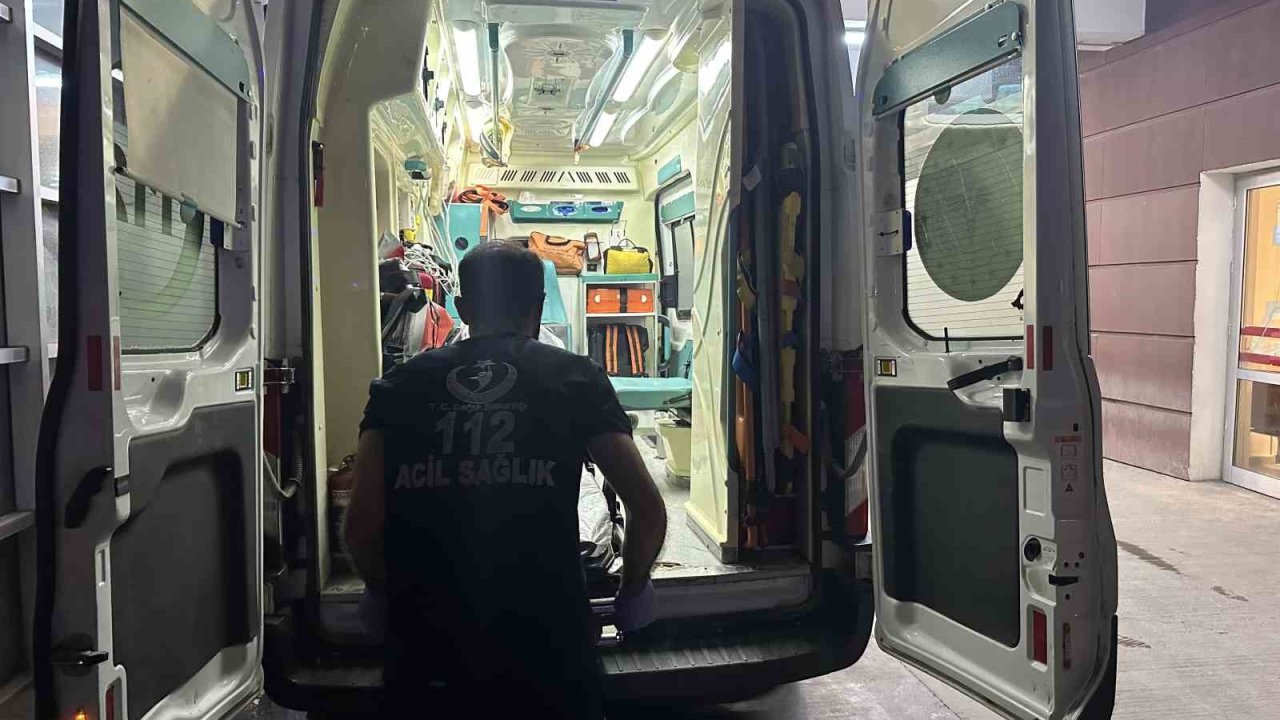 Duran araca çarpan motosiklet sürücüsü yaralandı