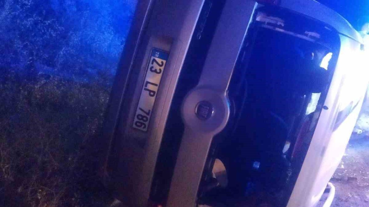 Elazığ’da hafif ticari araç yan yattı: 2 yaralı