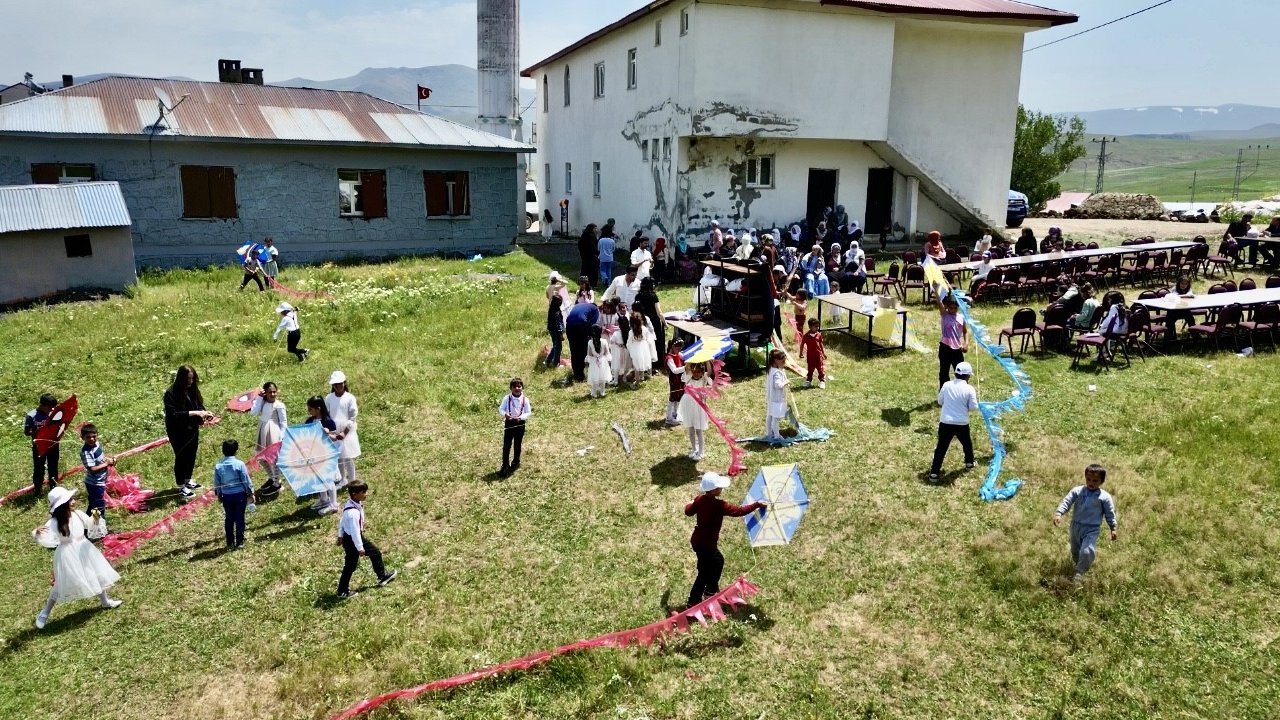 Köy çocuklarının hayali gerçek oldu, gökyüzü uçurtmalarla şenlendi