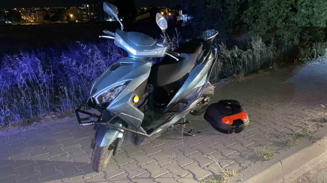 Bir araç motosiklete çarpıp kaçtı: 2 yaralı