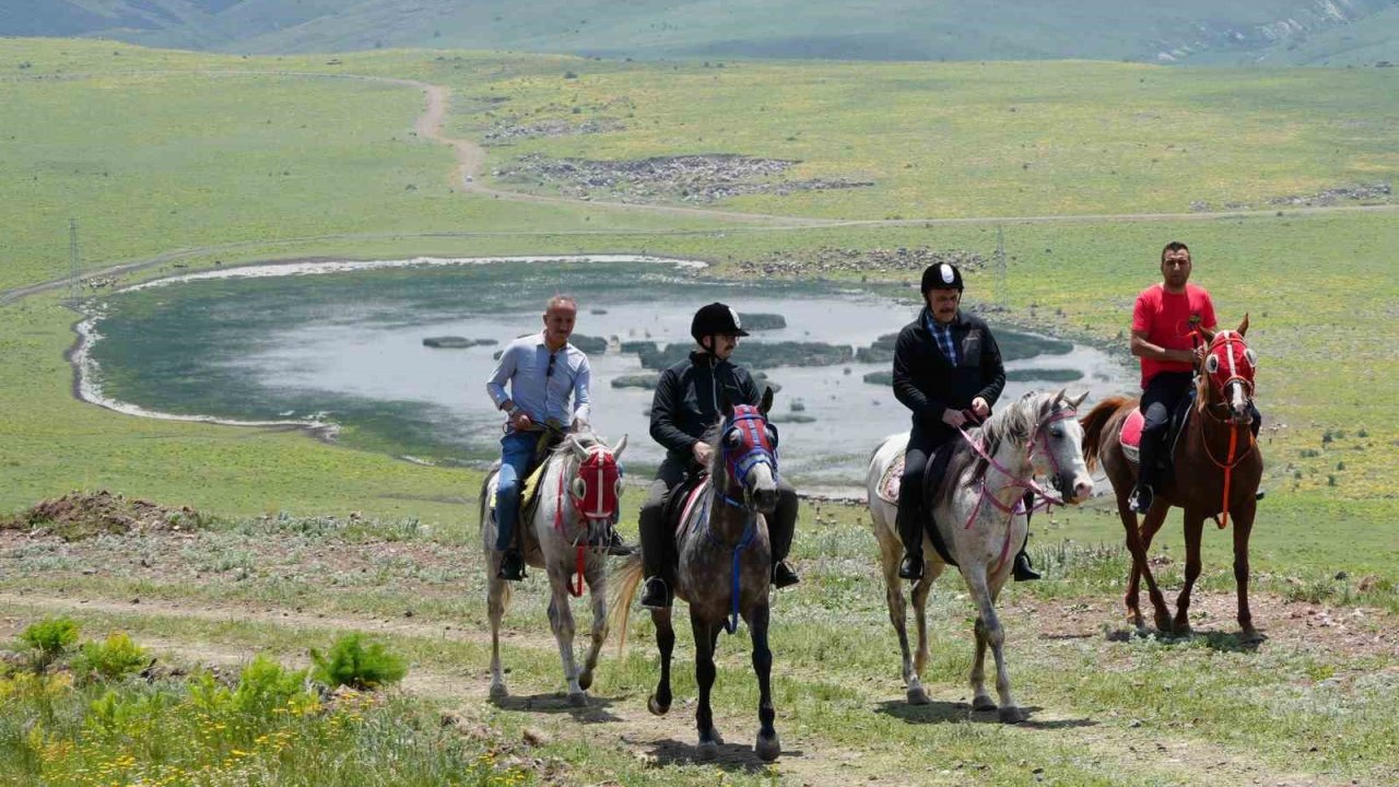 Tarihi tabyalara at ve bisikletlerle ulaştılar, zirveden paraşütle atladılar