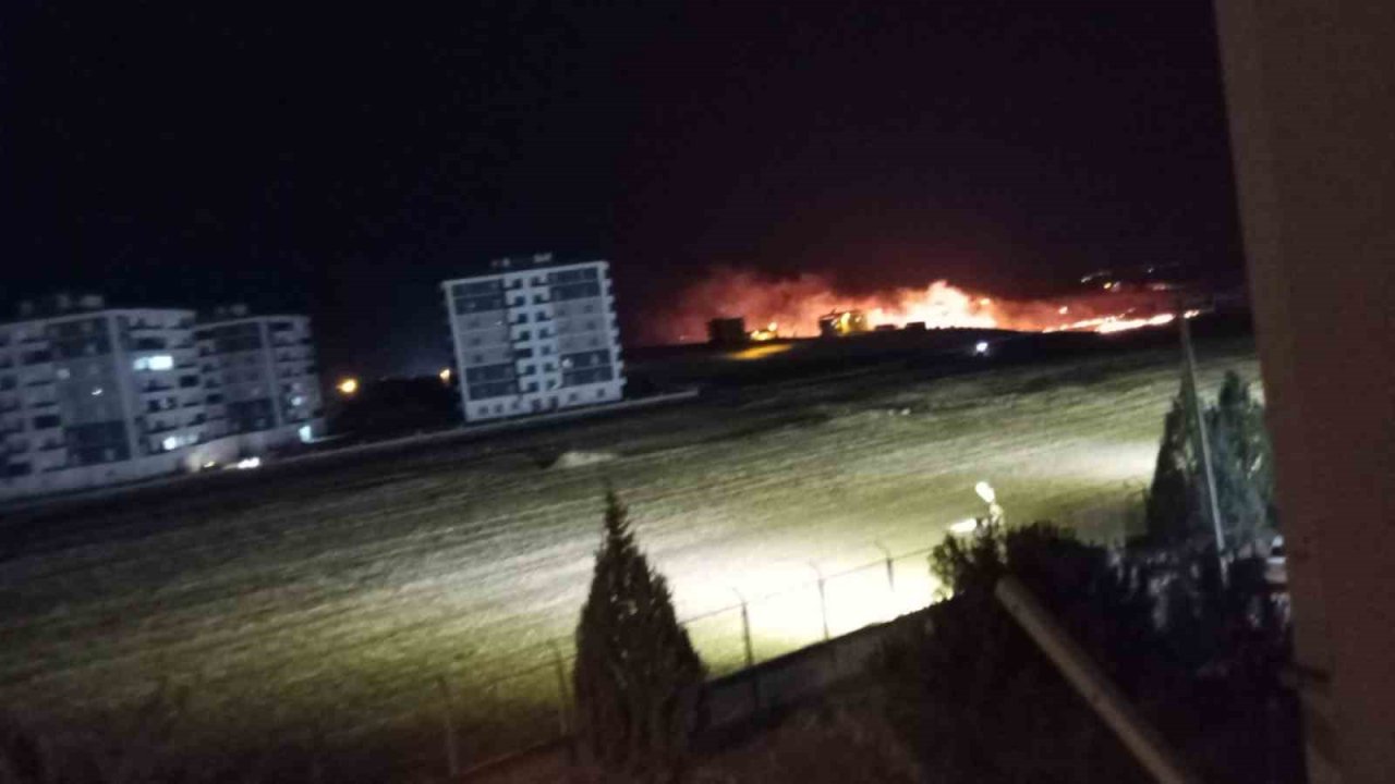 Diyarbakır’da anız yangını TOMA ve itfaiye ekiplerinin müdahalesiyle söndürüldü