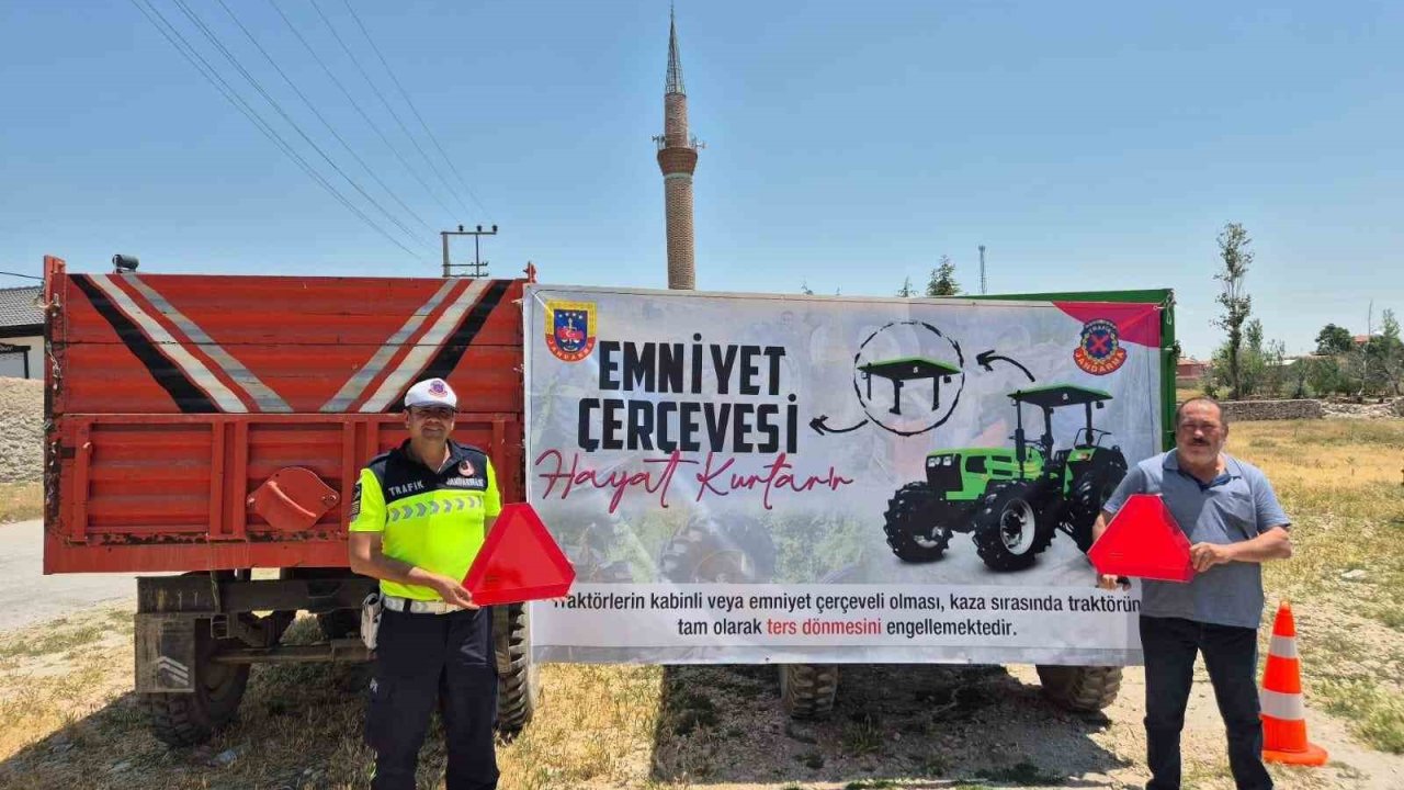 Jandarma traktör sürücülerine eğitim verip, reflektör dağıttı