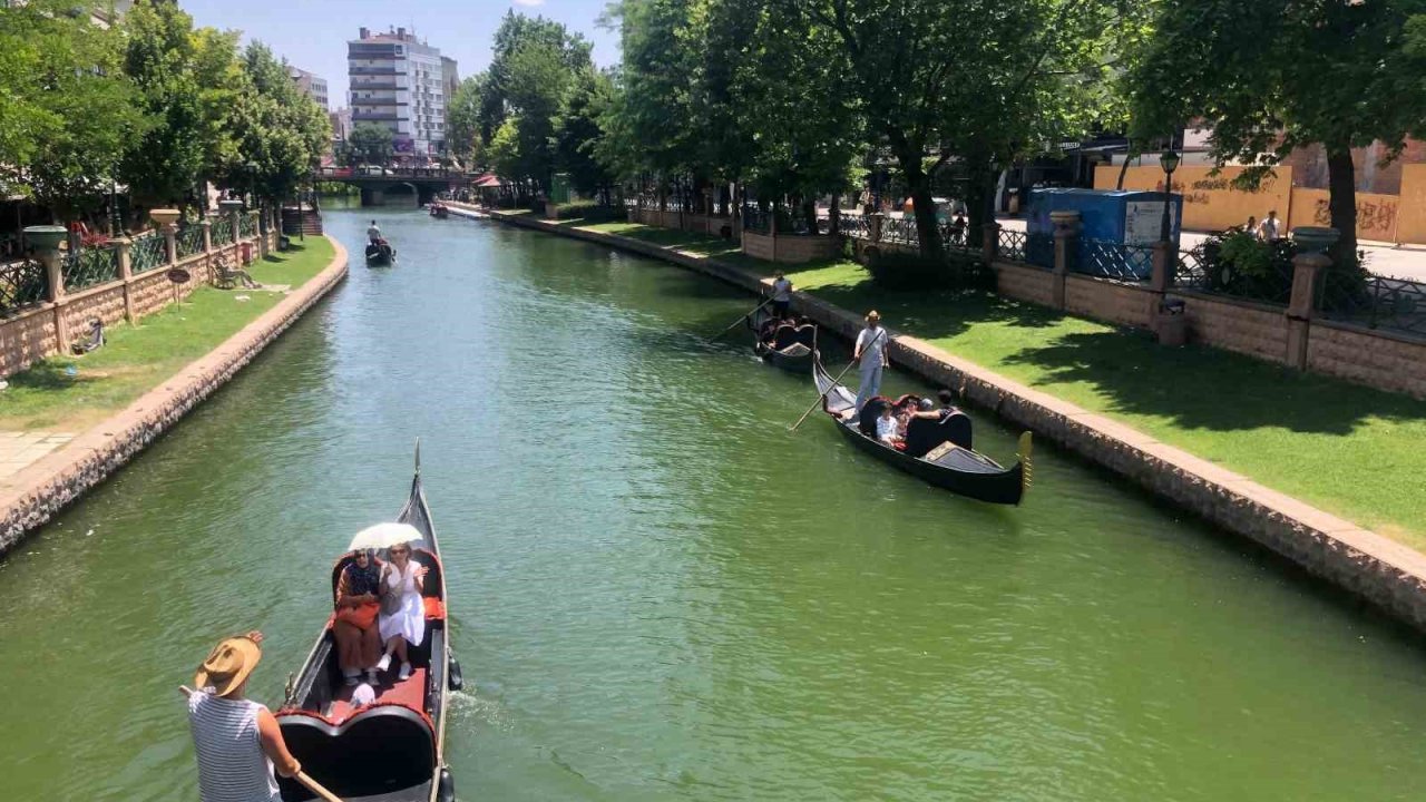 Yaz mevsiminin gelmesiyle gondol turlarına talep arttı