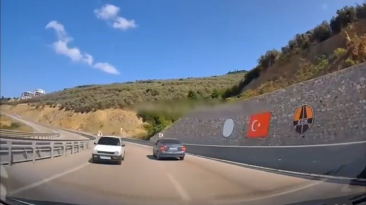 Otobanda ters yönde son sürat böyle ilerledi... Kazanın teğet geçtiği anlar kamerada