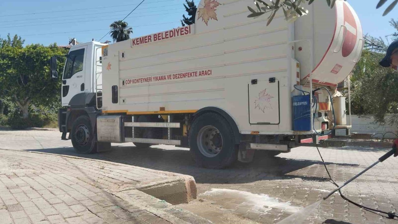 Kemer’de çöp konteynerleri dezenfekte ediliyor