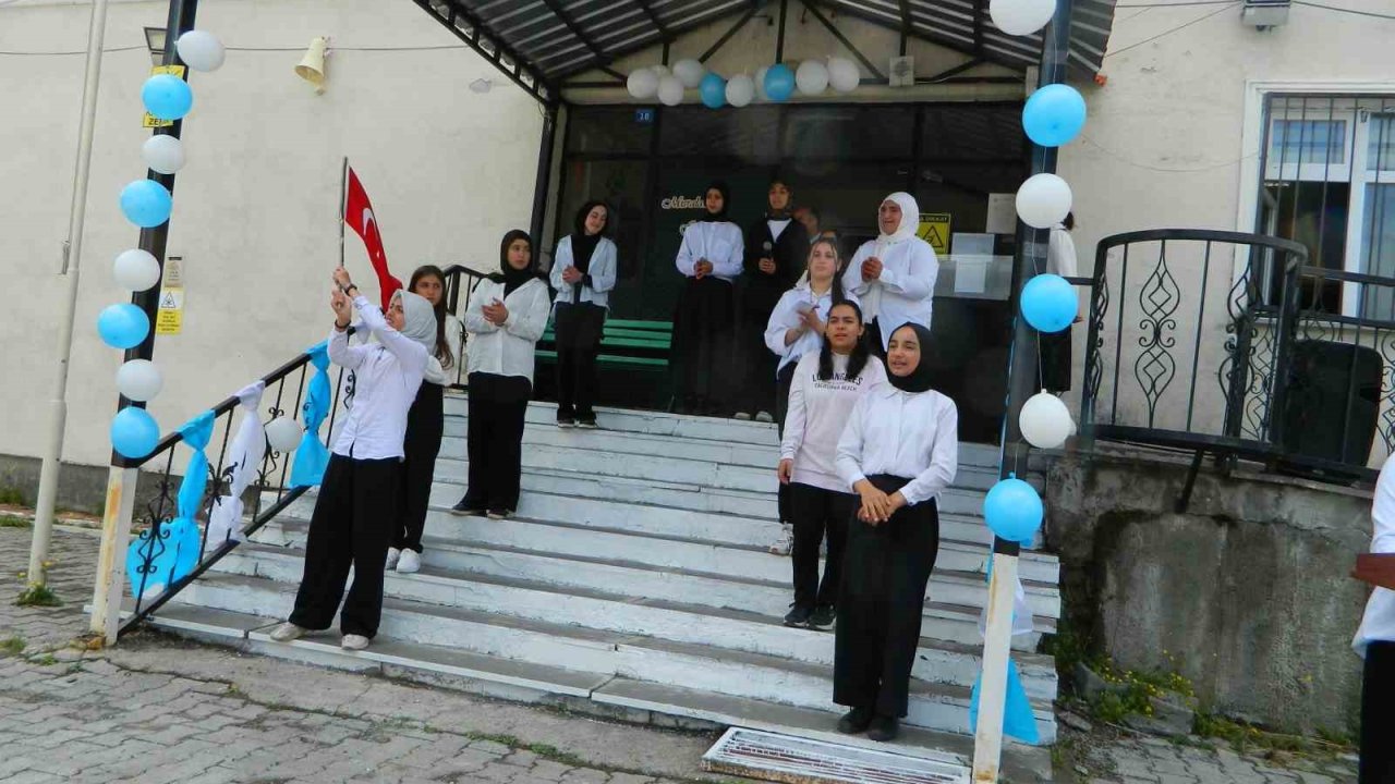 Posof’ta öğrencilerin şiir programı beğeni topladı
