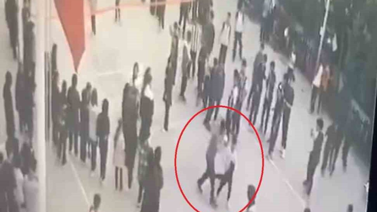 Öğretmenden öğrenciye su sıçrattın dayağı kamerada