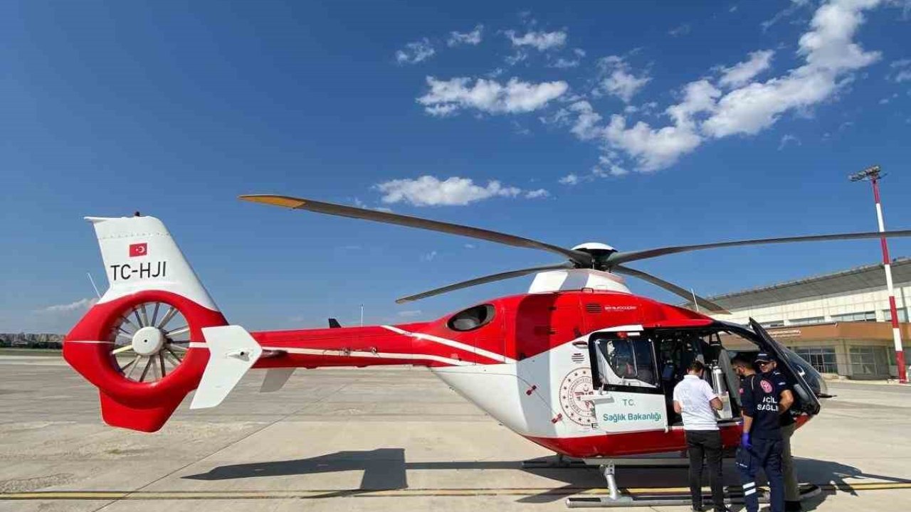 Bahçesaray’da 17 yaşındaki hasta ambulans helikopterle Van’a sevk edildi