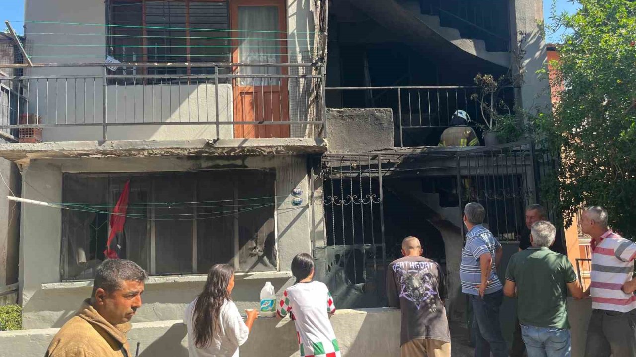 İzmir’de 4 katlı binanın zemin katında yangın çıktı