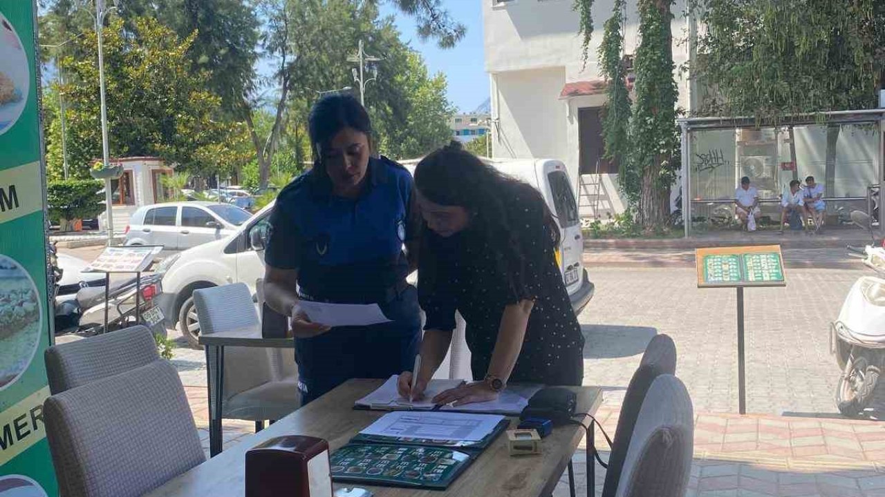 Kemer’de zabıta fiyat etiketlerini denetledi