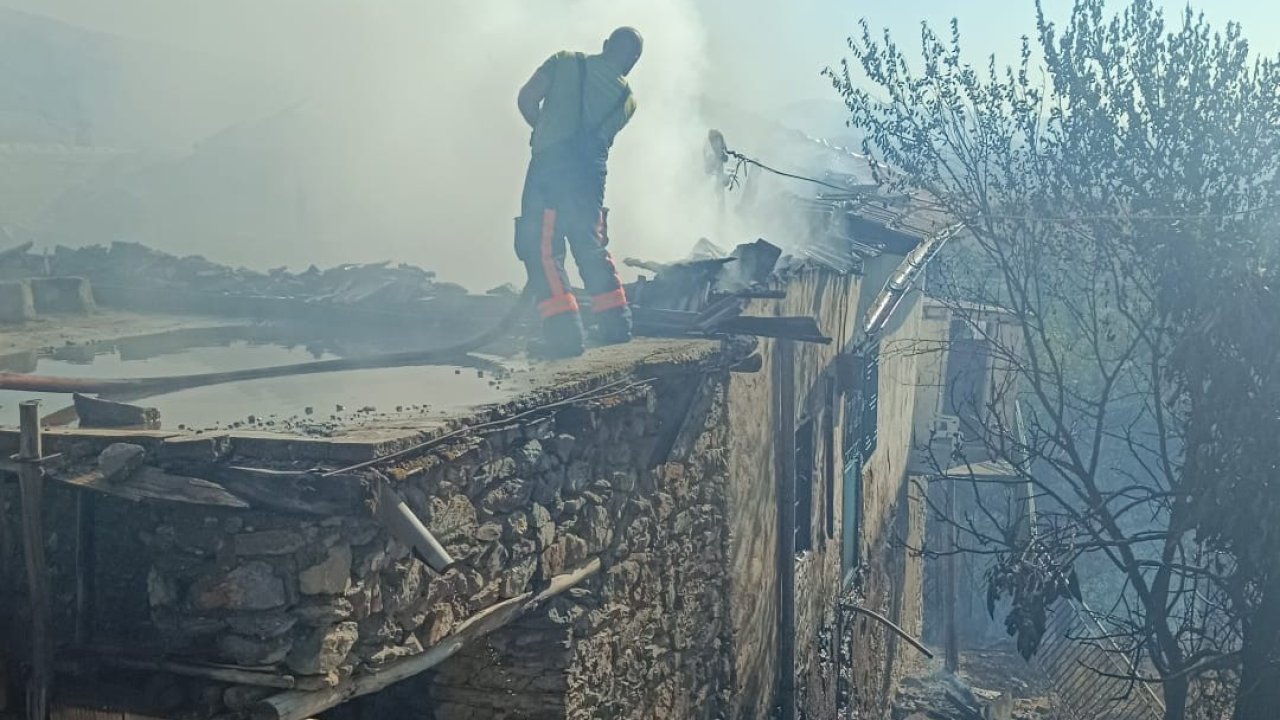 Malatya’da örtü yangını: İki ev kül oldu