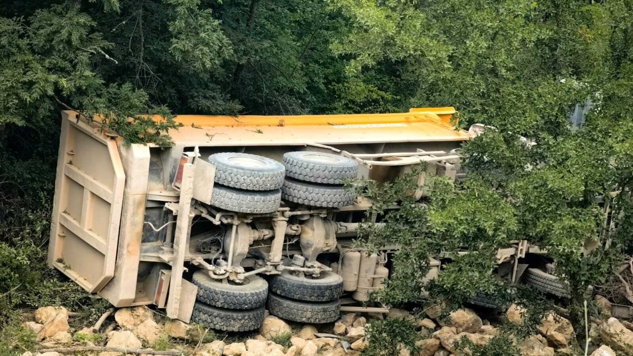 Hızlı tren inşaatında çalışan hafriyat kamyonu devrildi