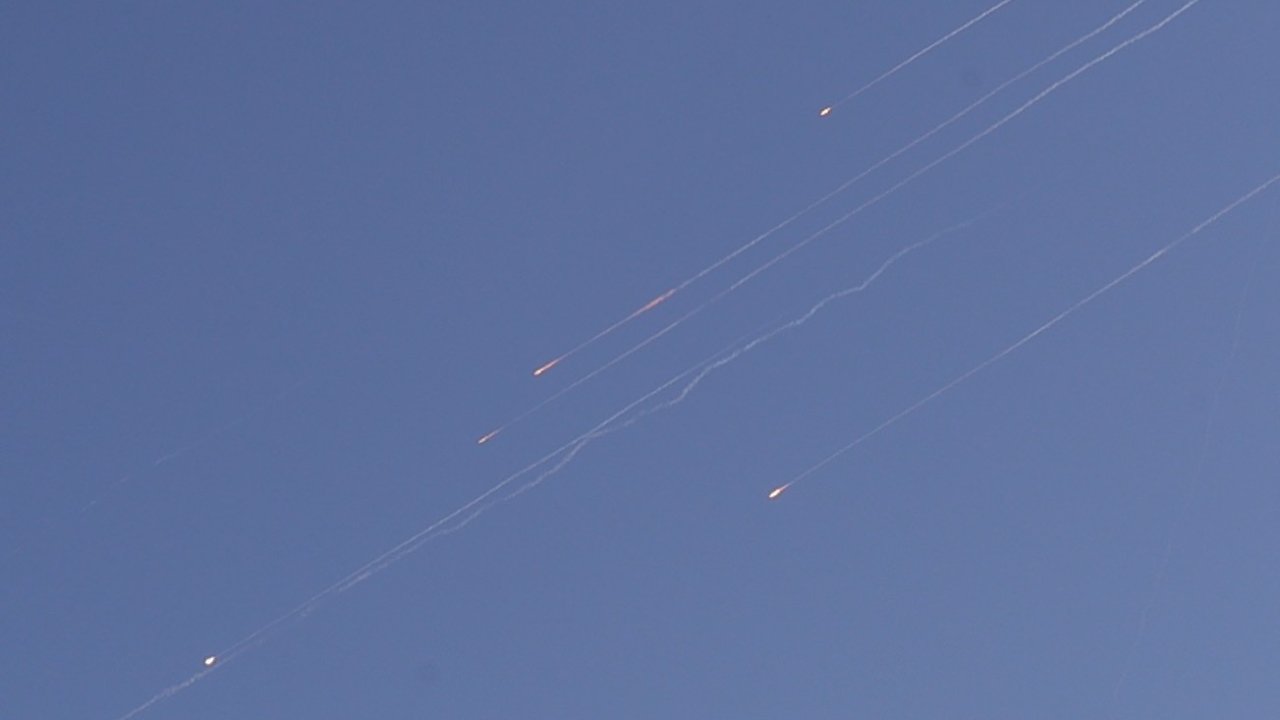 İran’dan İsrail’e yeni saldırı: Tel Aviv ve Kudüs’ten patlama sesleri yükseldi