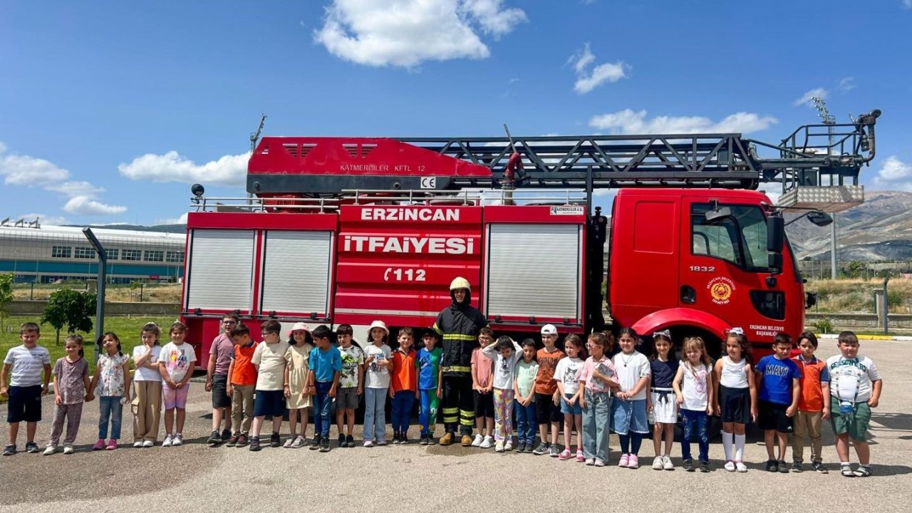 Erzincan İtfaiye Müdürlüğü minik öğrencileri ağırladı