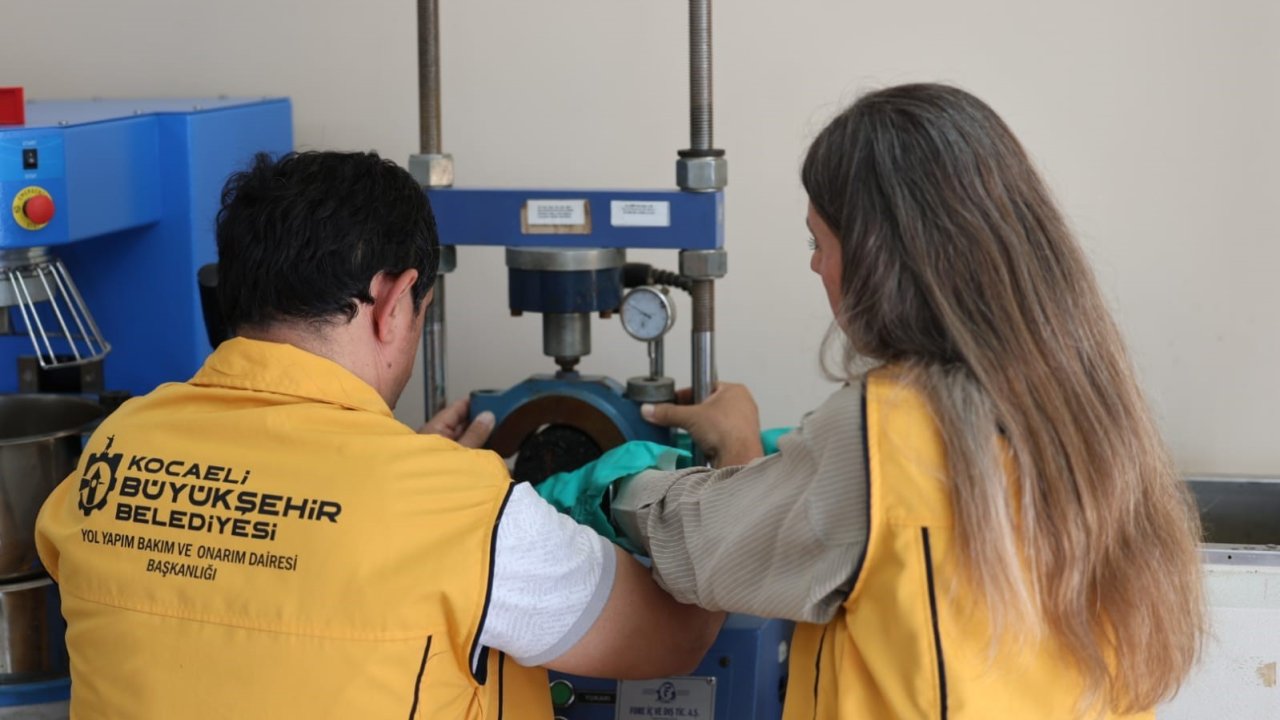 Betonun, asfaltın ve zeminin kalitesi burada ölçülüyor