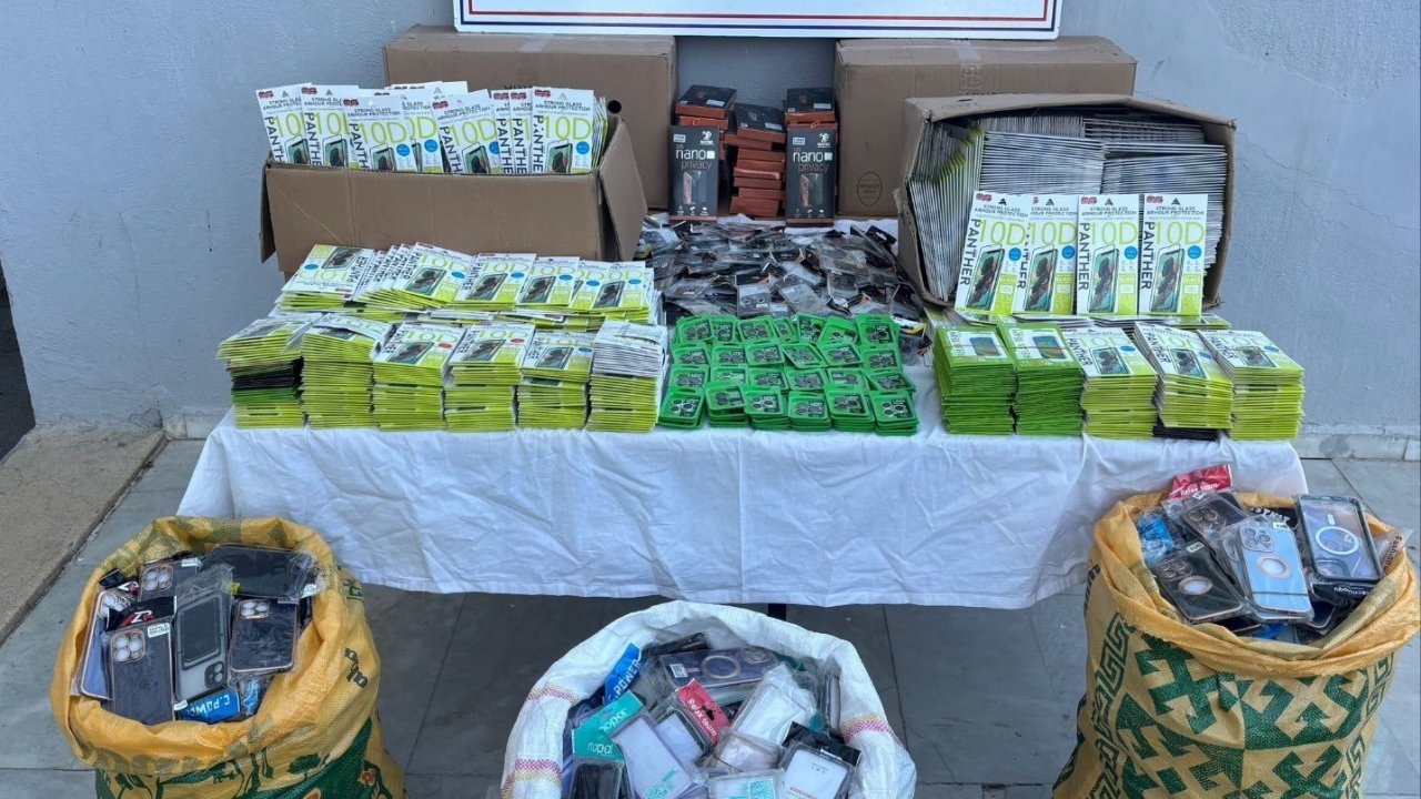 Gümrük kaçağı cep telefonu aksesuarı ele geçirildi