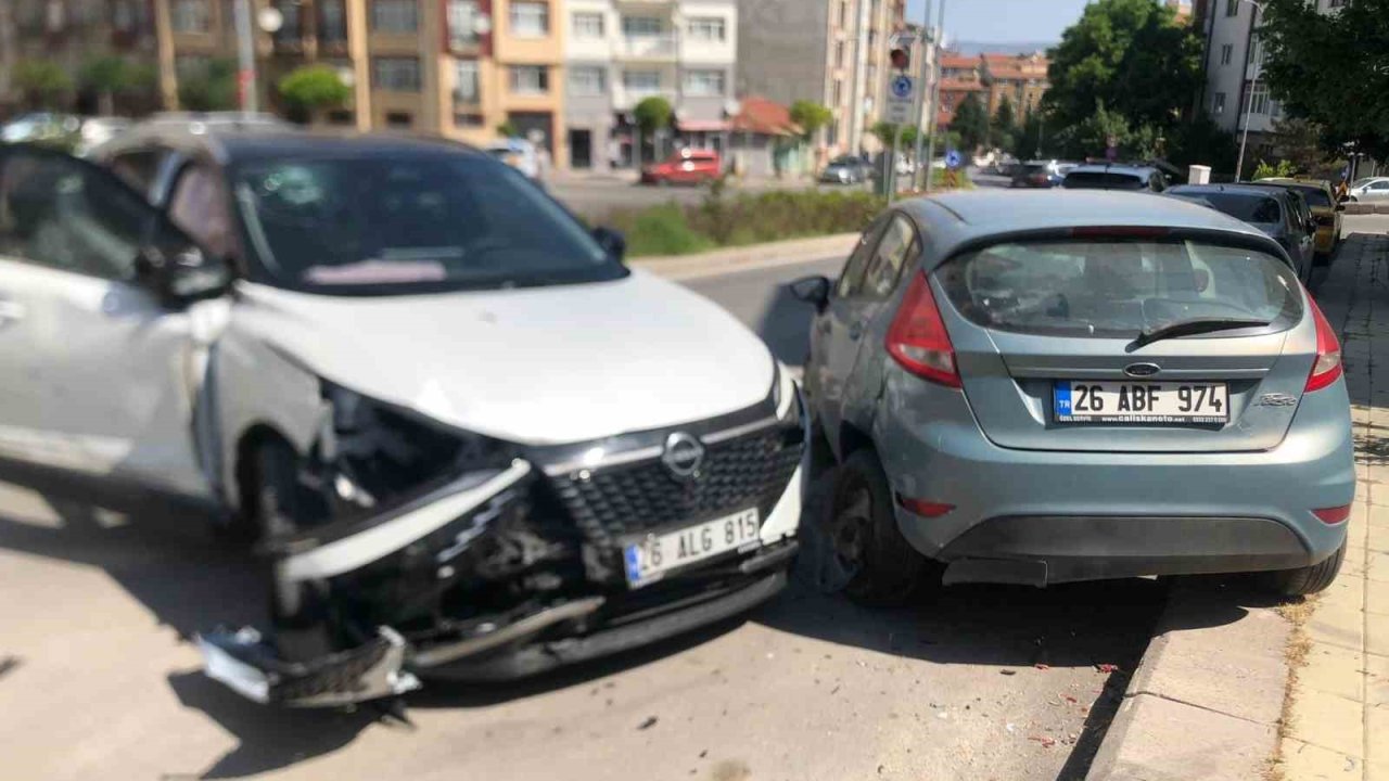 Eskişehir’de 3 araca çarparak durabilen cipin sürücüsü yaralandı