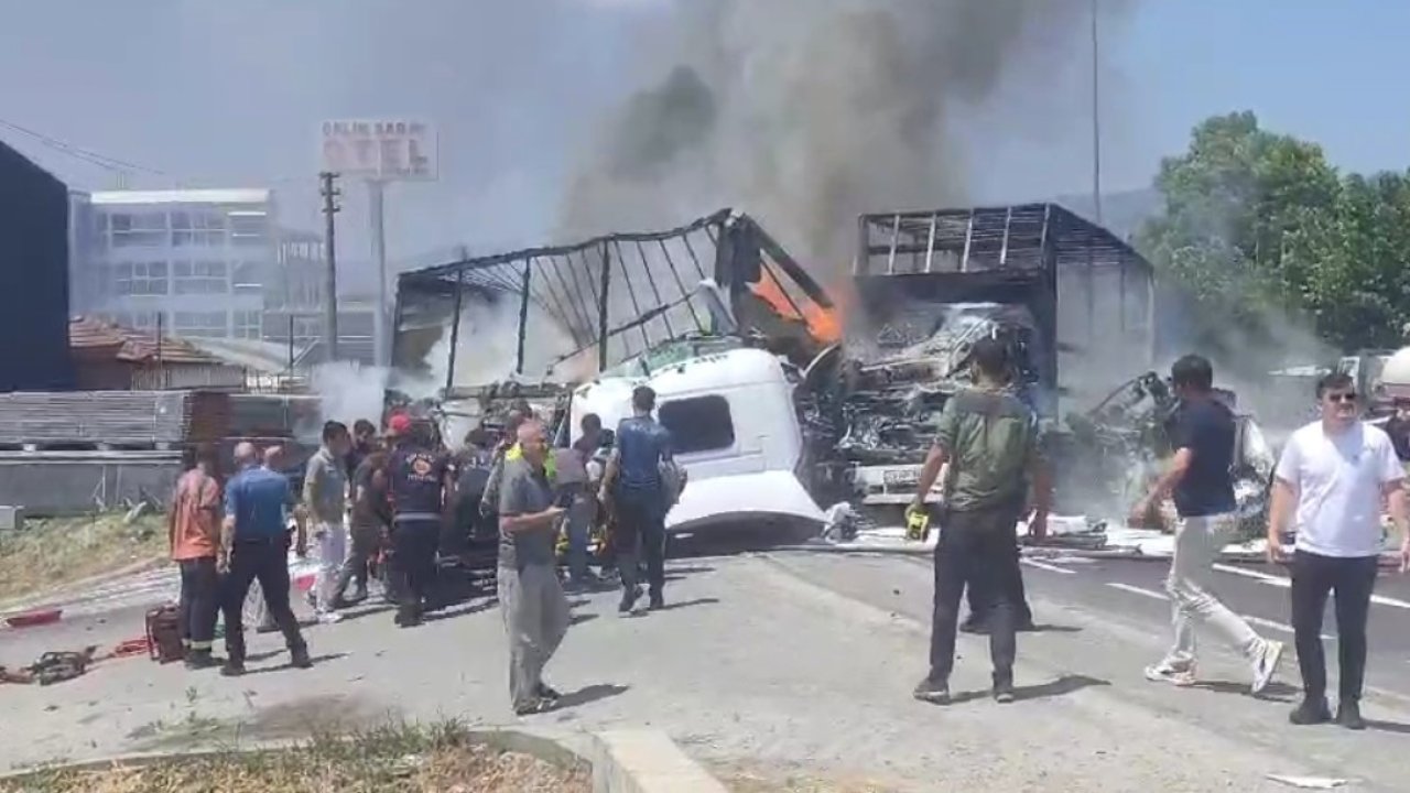 Sakarya’da korkunç kaza: Araçlarda yangın çıktı