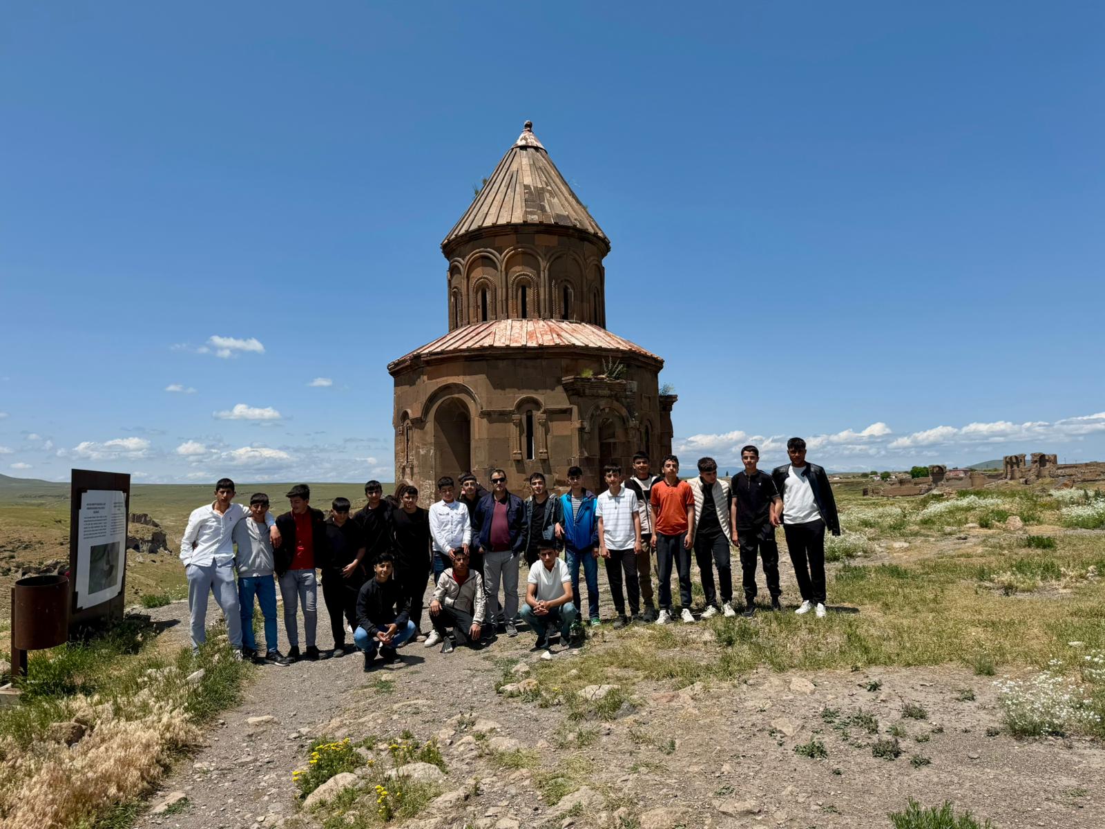 Kars Anadolu İmam Hatip Lisesi Öğrencileri, Ani’de Tarihe Yolculuk Yaptı!