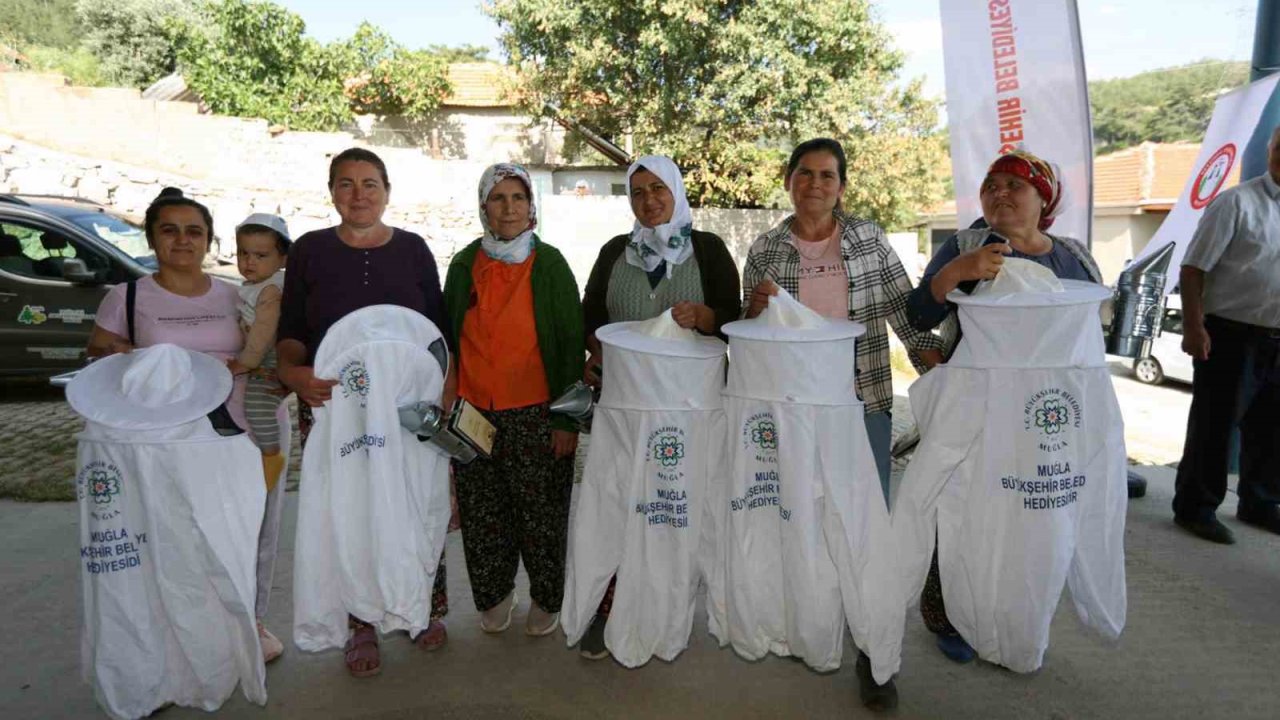 Muğla Büyükşehir’den arıcılara maske desteği