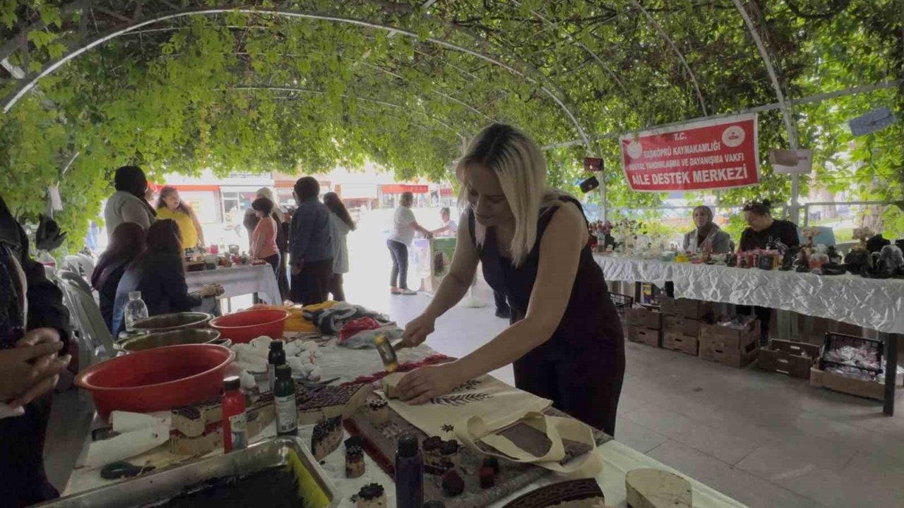 Kursiyer kadınların el emeği ürünleri yoğun ilgi gördü