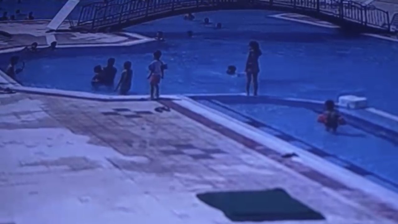 Havuza düşen 3 yaşındaki çocuk cankurtaranın müdahalesiyle kurtuldu
