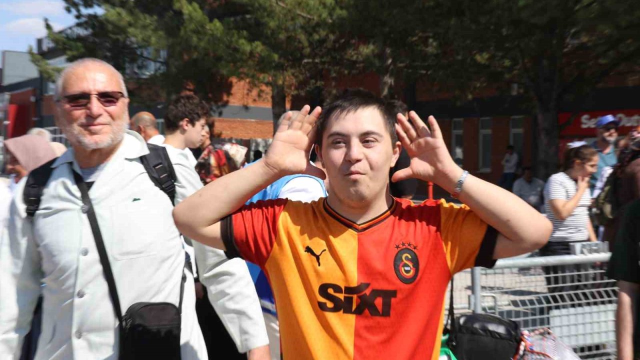 Hacdan dönen dedesini ve ninesini ‘Icardi’nin hareketiyle karşıladı